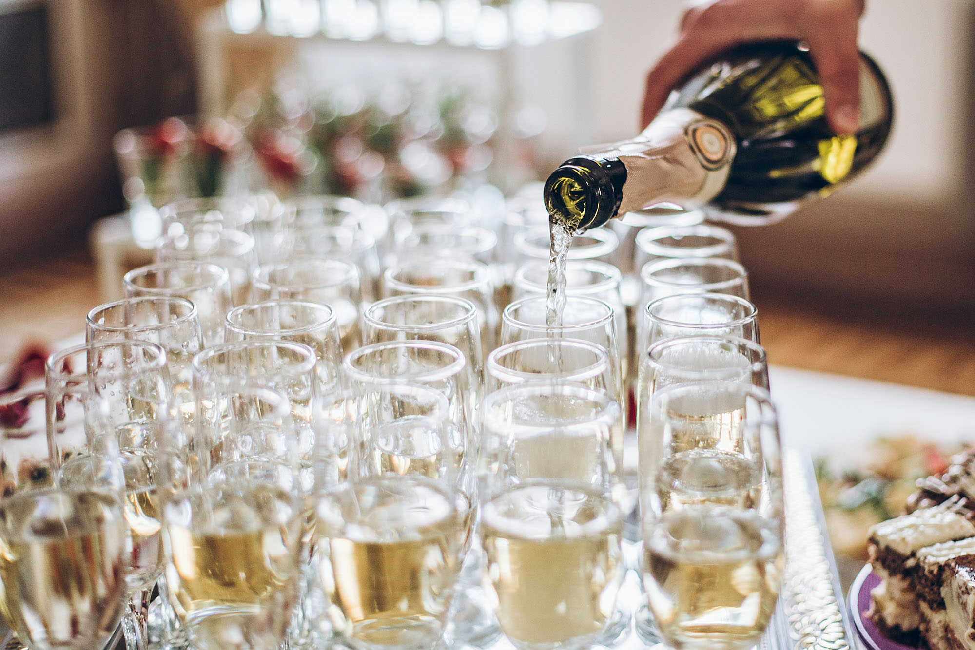 Der teuerste Champagner der Welt wird in Gläser eingegossen.