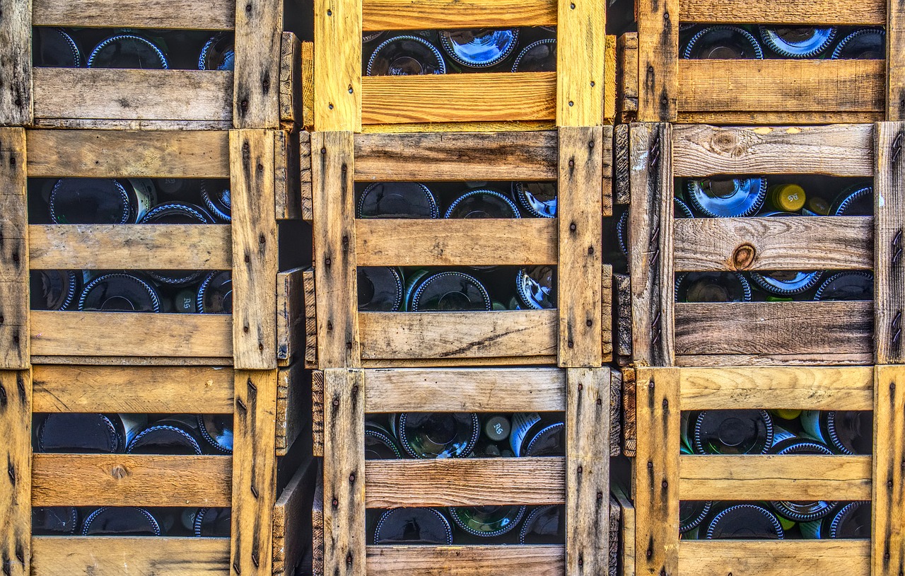 Gestapelte Holzkisten mit den teuersten Weinen der Welt gefüllt.